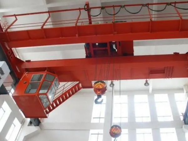 雙梁行車變頻器控制中如何實現(xiàn)行車的正反轉(zhuǎn)、升降、行走等基本操作？